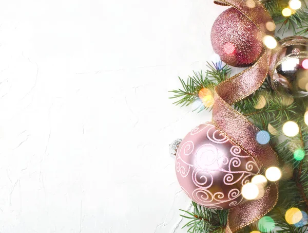 Boules Noël Avec Branches Sapin Isolées Sur Fond Blanc Gros — Photo