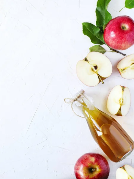 Bouteille Verre Avec Vinaigre Cidre Pomme Pommes Fraîches Isolées Sur — Photo