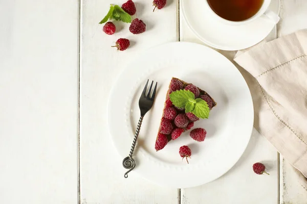 Pastel Chocolate Con Frambuesa Fresca Plato Blanco Con Taza —  Fotos de Stock