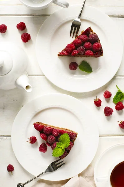 Schokoladenkuchen Mit Frischen Himbeeren Auf Weißen Tellern Mit Teetasse — Stockfoto