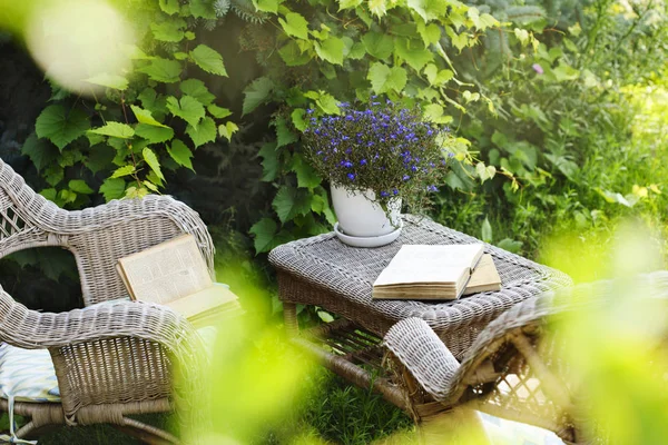 Mesa Mimbre Con Libros Sillas Jardín Hora Verano — Foto de Stock