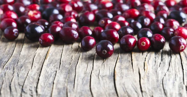 Cranberries Frescos Fundo Madeira Close — Fotografia de Stock