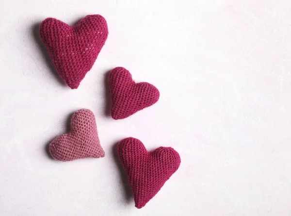 かぎ針編みの明るい背景にピンクの心 バレンタインデーのコンセプト — ストック写真
