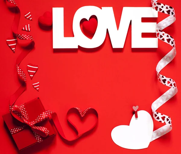 Wort Liebe Und Rote Geschenkschachtel Auf Rotem Hintergrund Valentinstag Konzept — Stockfoto