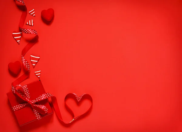 Geschenkbox Mit Roter Schleife Auf Rotem Hintergrund Für Valentinstag Kopierraum — Stockfoto