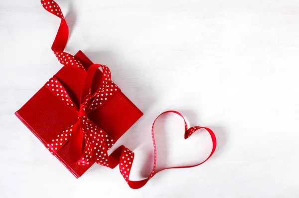 Dárková Krabice Červenou Mašlí Stužkou Bílém Pozadí Pro Valentines Den — Stock fotografie