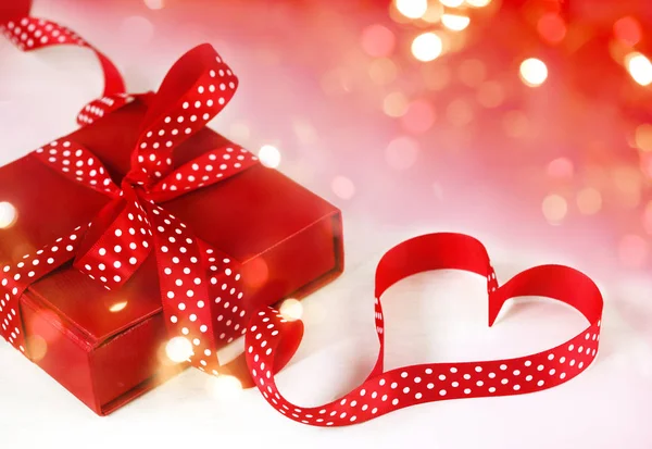 礼物盒与红色弓丝带在白色背景为情人节 拷贝空间 — 图库照片