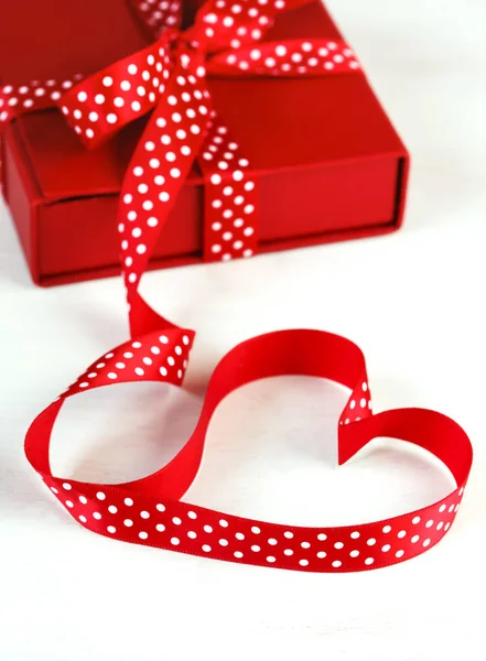 バレンタインデーのための白い背景の赤いボー リボン付きギフト ボックス — ストック写真