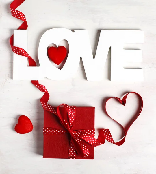 Wort Liebe Und Rote Geschenkschachtel Auf Weißem Hintergrund — Stockfoto