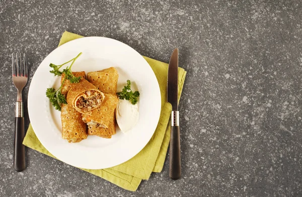 Crepe Diisi Dengan Daging Dan Nasi — Stok Foto