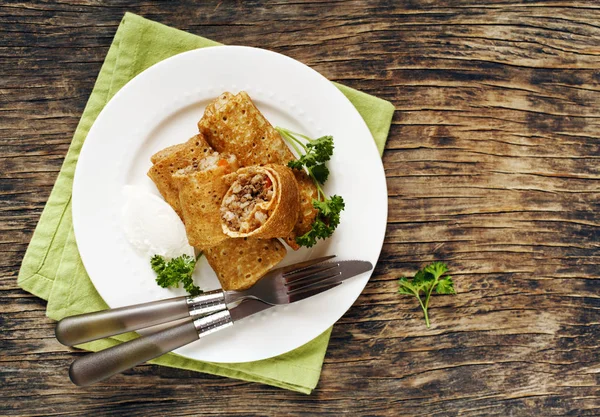 Pannenkoeken Gevuld Met Vlees Rijst Geserveerd Met Zure Room Bovenaanzicht — Stockfoto