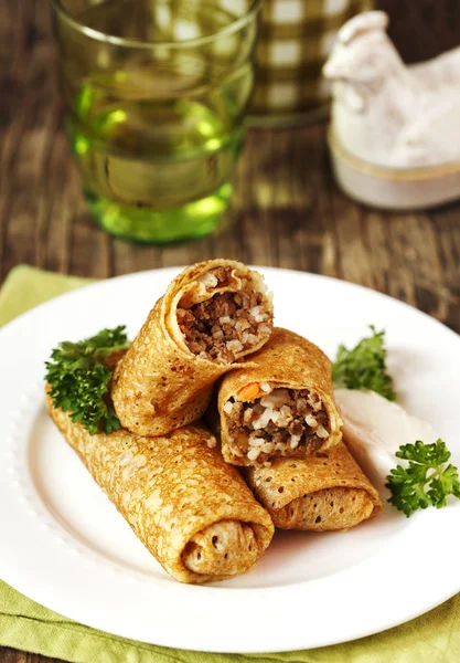 Crêpes Fyllda Med Kött Och Ris Serveras Med Gräddfil — Stockfoto