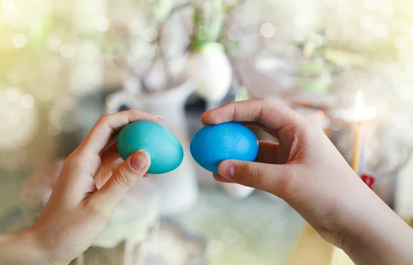 Paskalya Yumurta Dayak Yedim Birbirlerine Karşı Elinde Yumurta — Stok fotoğraf