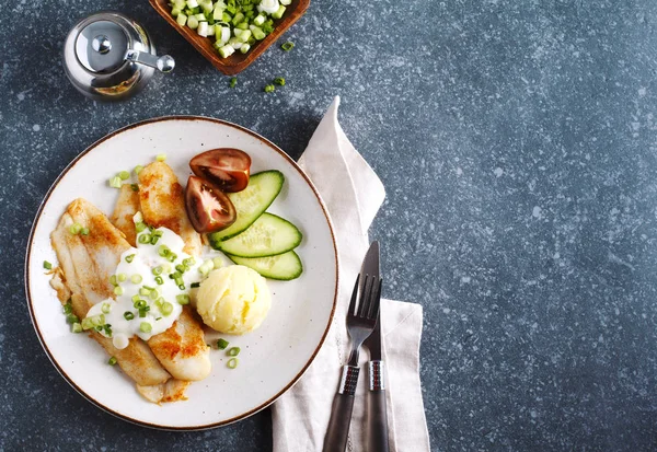 Gebakken Basa Filet Met Saus Aardappelpuree Verse Groenten Kopiëren Ruimte — Stockfoto