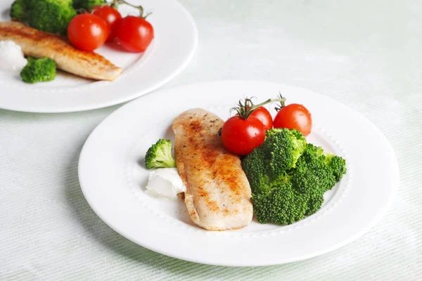 Goreng Basa Fillet Dengan Saus Brokoli Dan Tomat Segar — Stok Foto