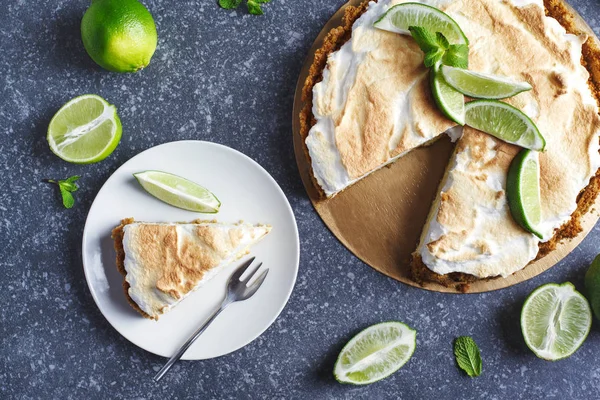 Limonlu Turta Beze Üstten Görünüm Ile Narenciye Pasta — Stok fotoğraf