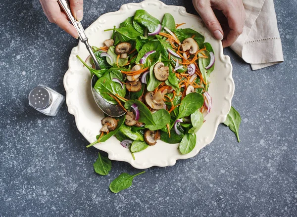 Sherried Mantar Havuç Ispanak Salatası Salata Karıştırma Hazırlık Taze Salata — Stok fotoğraf