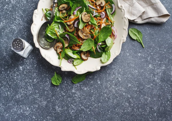 Spinazie Salade Met Sherried Champignons Wortelen Bovenaanzicht Kopiëren Ruimte — Stockfoto