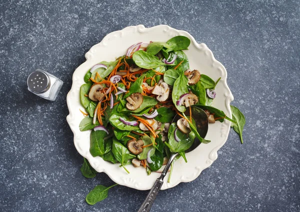 Sherried Mantar Havuç Üstten Görünüm Ispanak Salatası — Stok fotoğraf
