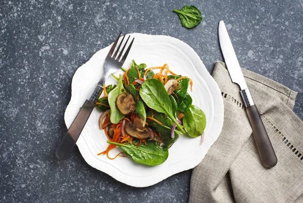 Sherried Mantar Havuç Üstten Görünüm Ispanak Salatası — Stok fotoğraf