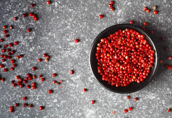 Rosa paprika i skål på grå bakgrund, ovanifrån, kopiera utrymme — Stockfoto