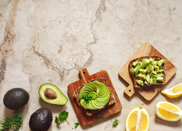 Délicieux pain grillé au blé entier avec des tranches d'avocat. Aliments sains — Photo