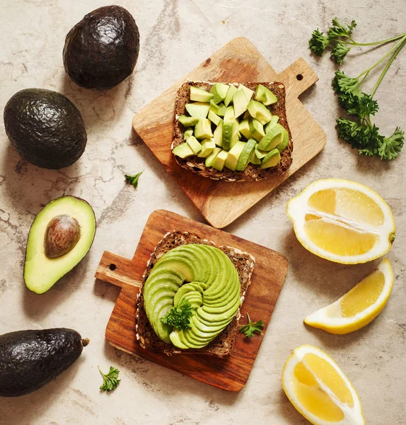 Läckra fullkorn toast med avokado skivor. Hälsosam mat — Stockfoto