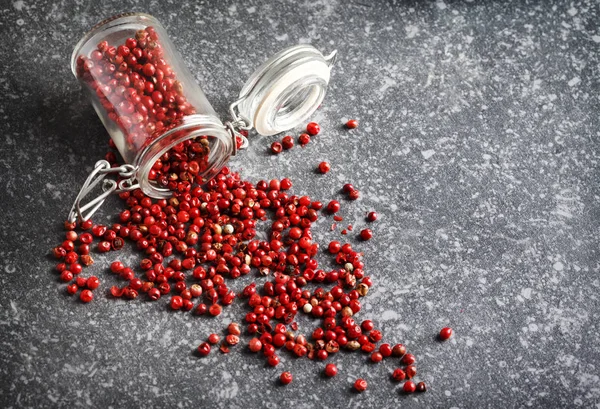 Roze paprika's in een glazen pot, kopie ruimte — Stockfoto