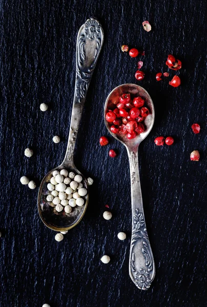 Peperoni bianchi e rosa in cucchiai — Foto Stock