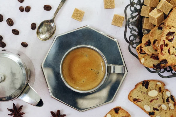 Чашка кофе и клюквенное миндальное печенье — стоковое фото