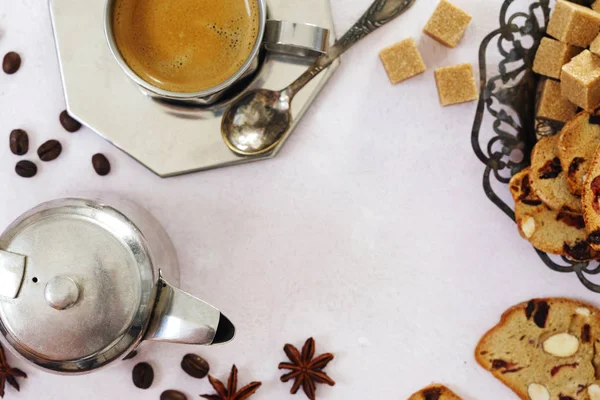 Kopje koffie met Cranberry amandel koekjes — Stockfoto