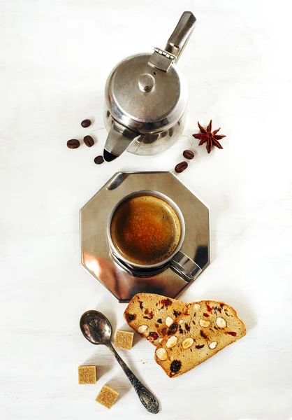 Filiżanka kawy i ciasteczka z migdałów żurawinowych — Zdjęcie stockowe
