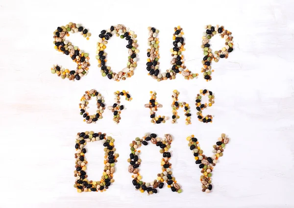 Суп дня. Текст сделан из различных бобовых. Продовольственная концепция де — стоковое фото