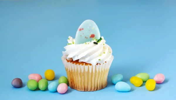 Páscoa baunilha cupcake no fundo azul — Fotografia de Stock