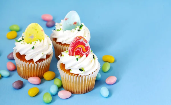 Easter vanilla cupcake on blue background — Stock Photo, Image