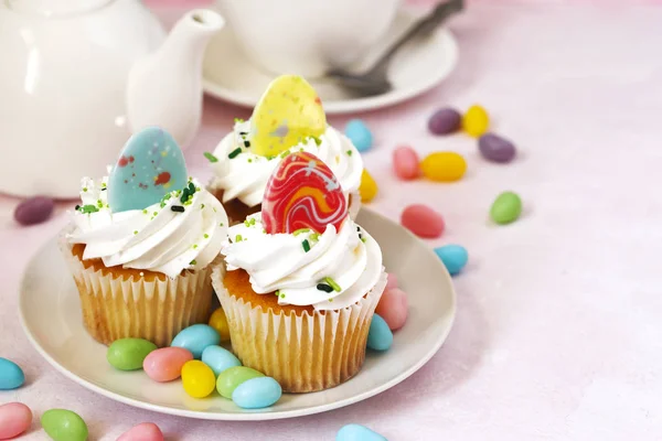 Páscoa baunilha cupcakes no fundo rosa, espaço de cópia — Fotografia de Stock