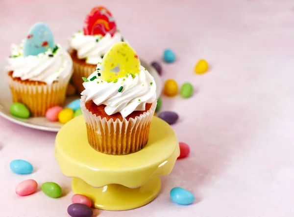 Påsk vanilj cupcakes på rosa bakgrund, kopiera utrymme — Stockfoto