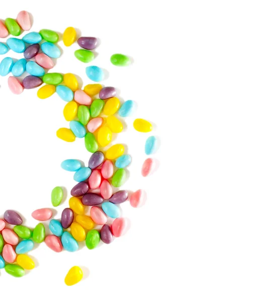 复活节五颜六色的彩蛋糖果在白色背景, 复制空间。东 — 图库照片