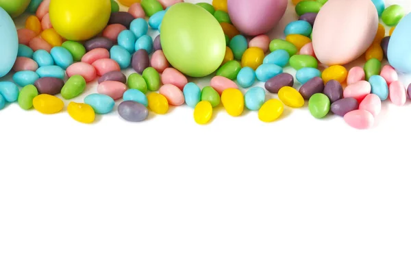 Páscoa decoração ovos e doces no fundo branco, espaço de cópia — Fotografia de Stock