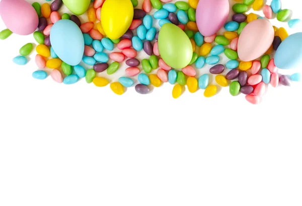 Huevos de decoración de Pascua y dulces sobre fondo blanco, espacio para copiar —  Fotos de Stock