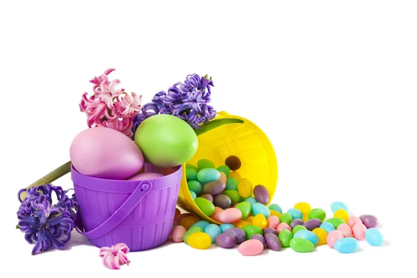 Великоднє прикрашання яєць і цукерок в кошику на білому тлі , — стокове фото