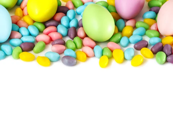 Páscoa decoração ovos e doces no fundo branco, espaço de cópia — Fotografia de Stock