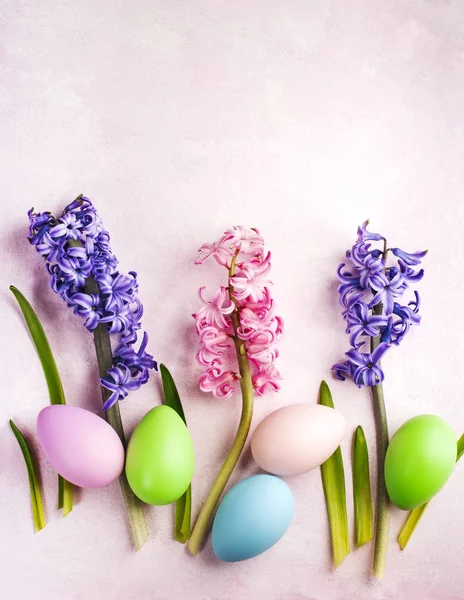 Весняний Великодній фон з квітами та прикрасами яєць — стокове фото