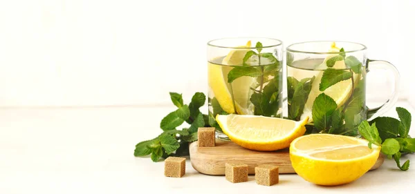 Taza de té de menta con limón sobre fondo de madera —  Fotos de Stock