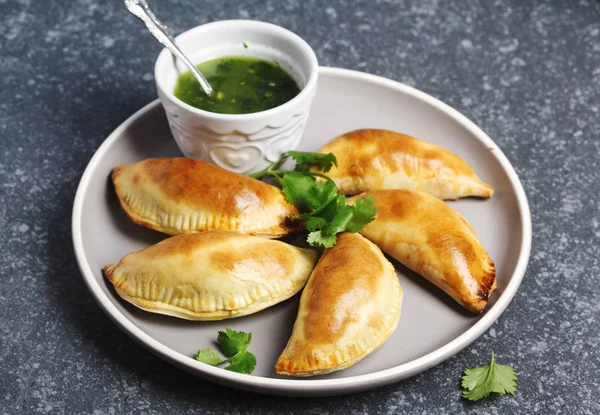 Empanadas z sosem chimichuri. Tradycyjne latynoamerykańskie plików CUI — Zdjęcie stockowe