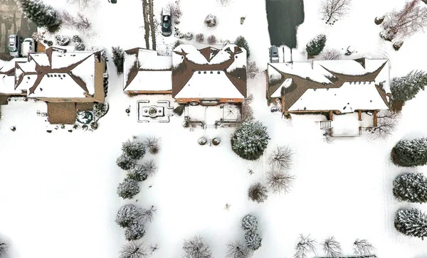 Arial veiw de pequeña calle en la ciudad, Canadá. Disparo de dron — Foto de Stock