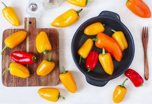 Zoete mini paprika gesorteerd op kleur — Stockfoto