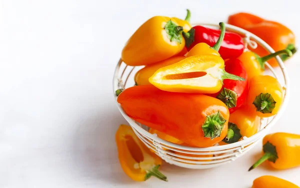 Γλυκές μίνι πιπεριές ταξινομημένες κατά χρώμα — Φωτογραφία Αρχείου