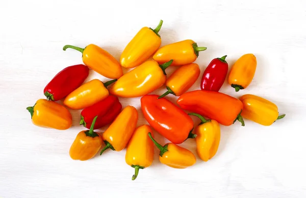 Mini peperoni dolci ordinati per colore — Foto Stock