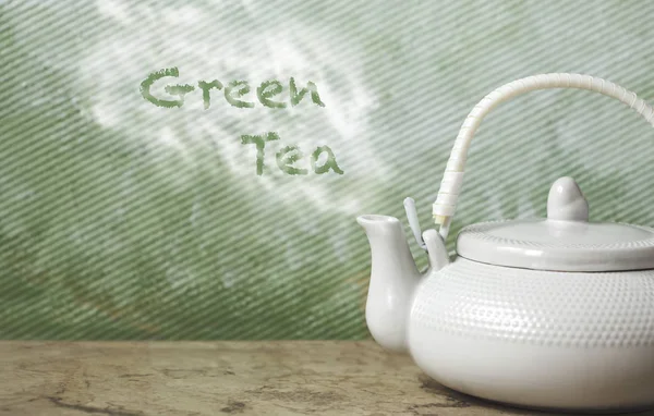 Chinese theepot met tekst groene thee. — Stockfoto